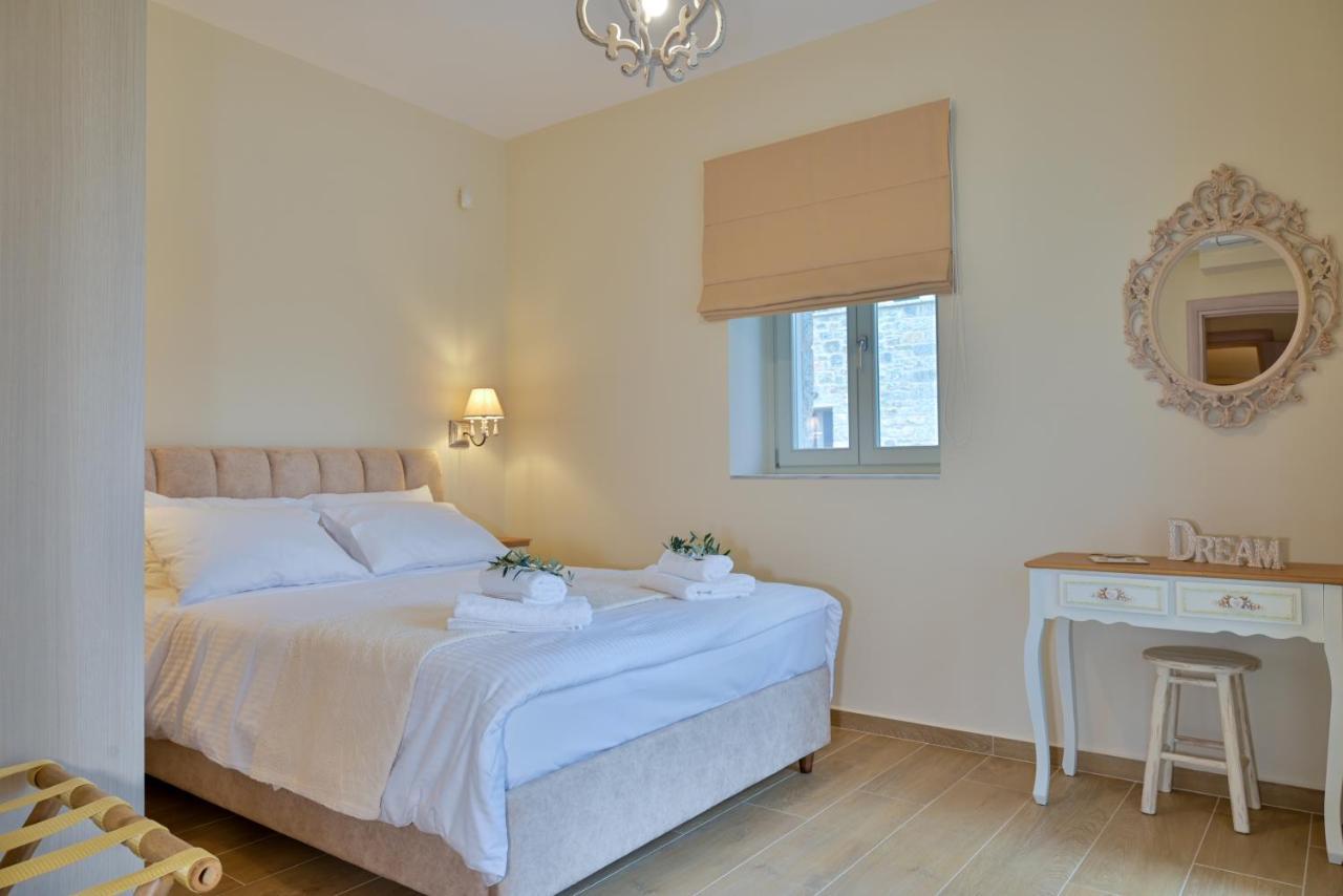 Efmar Exclusive Residences Gythio Zimmer foto